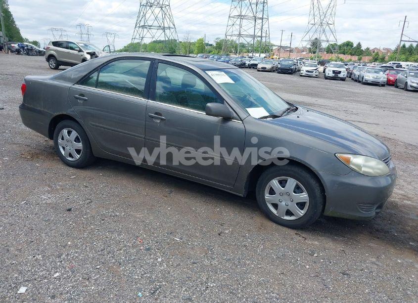 2005 Toyota Camry LE (VIN 4T1BE30K25U605811) main photo