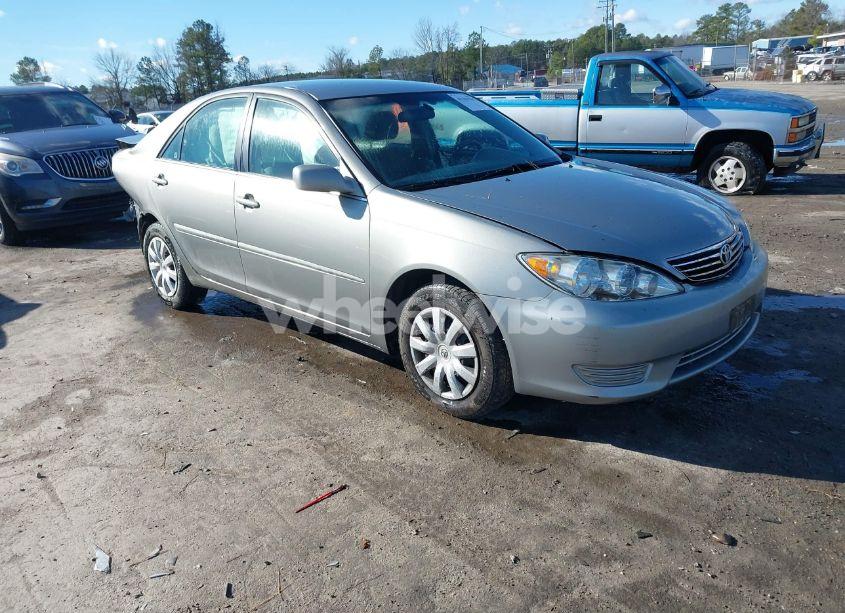 2005 Toyota Camry LE (VIN 4T1BE30K25U941233) main photo