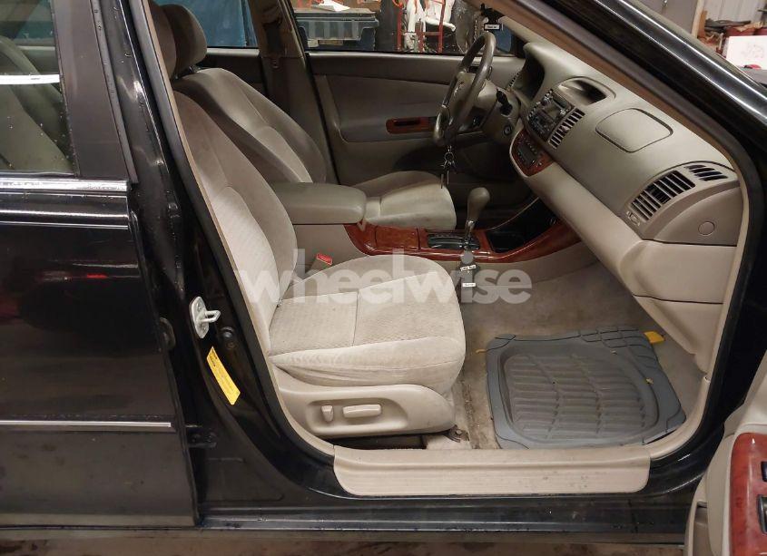 Photo 5 of 2002 Toyota Camry XLE (VIN 4T1BE30K32U015449)