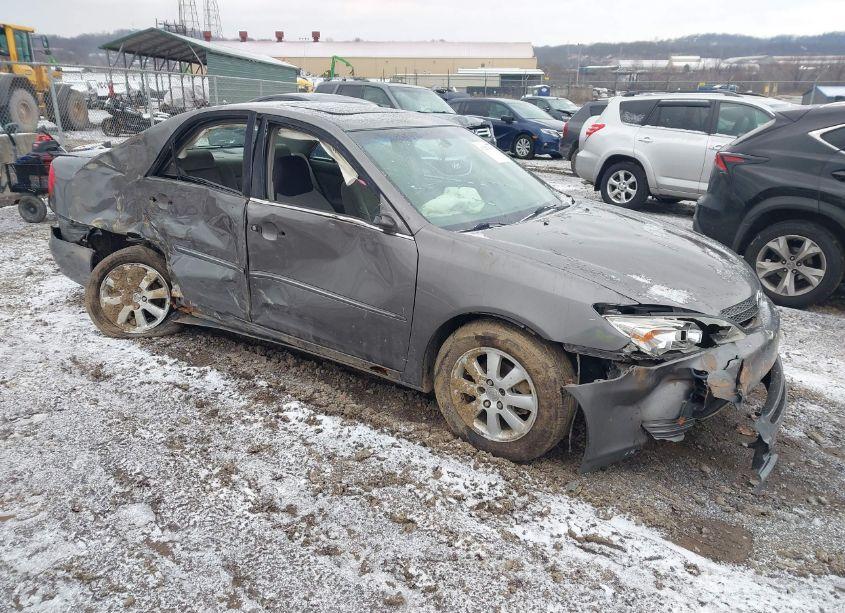 2002 Toyota Camry XLE (VIN 4T1BE30K32U574502) main photo