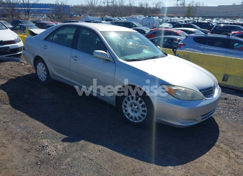 2002 Toyota Camry XLE (VIN 4T1BE30K32U623407) main photo