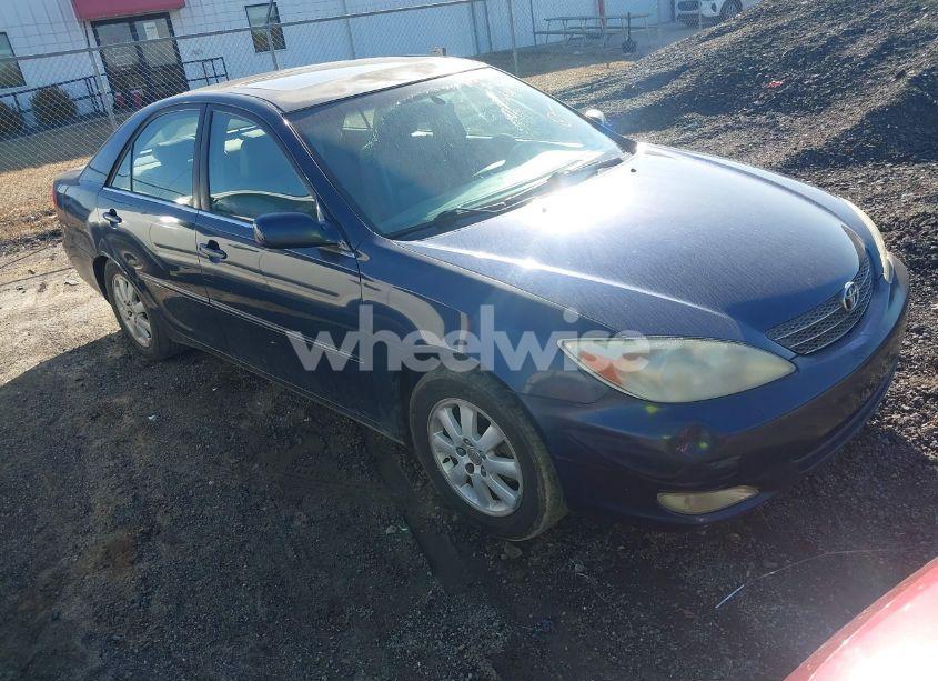 2003 Toyota Camry XLE (VIN 4T1BE30K33U222733) main photo