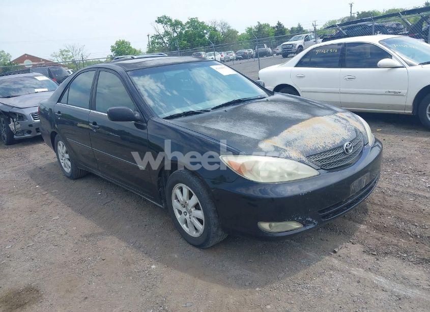 2003 Toyota Camry XLE (VIN 4T1BE30K33U243758) main photo