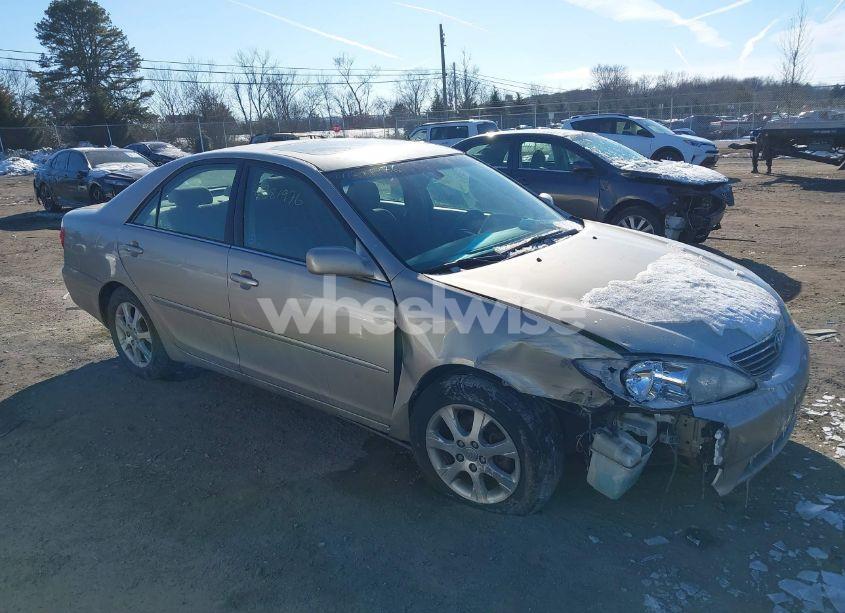 2005 Toyota Camry XLE (VIN 4T1BE30K35U016363) main photo