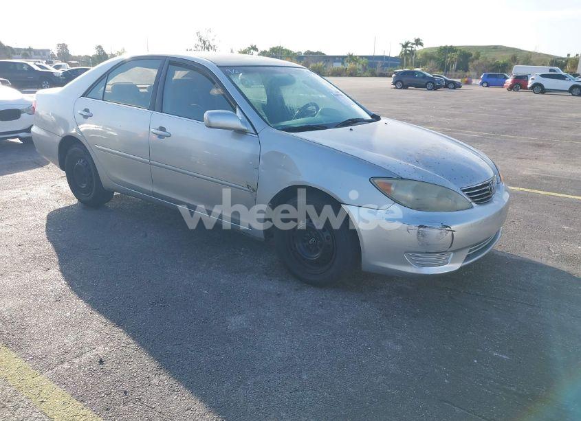 2005 Toyota Camry LE (VIN 4T1BE30K35U018999) main photo