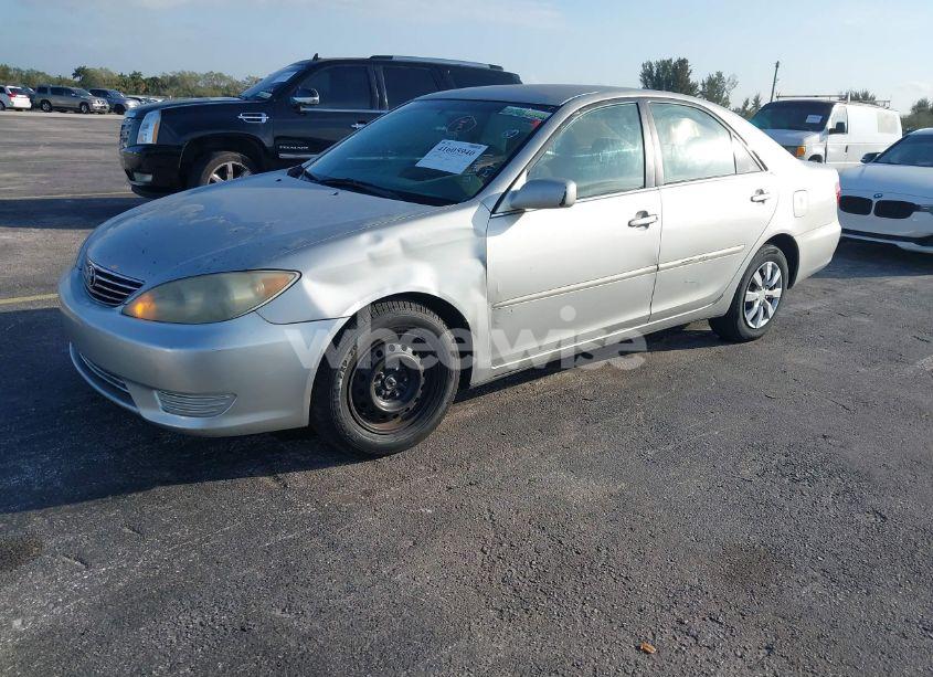 Photo 2 of 2005 Toyota Camry LE (VIN 4T1BE30K35U018999)