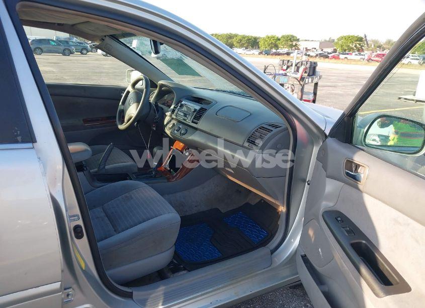 Photo 5 of 2005 Toyota Camry LE (VIN 4T1BE30K35U018999)