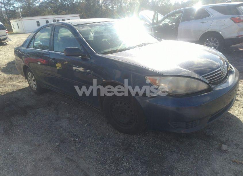 2005 Toyota Camry LE (VIN 4T1BE30K35U102028) main photo