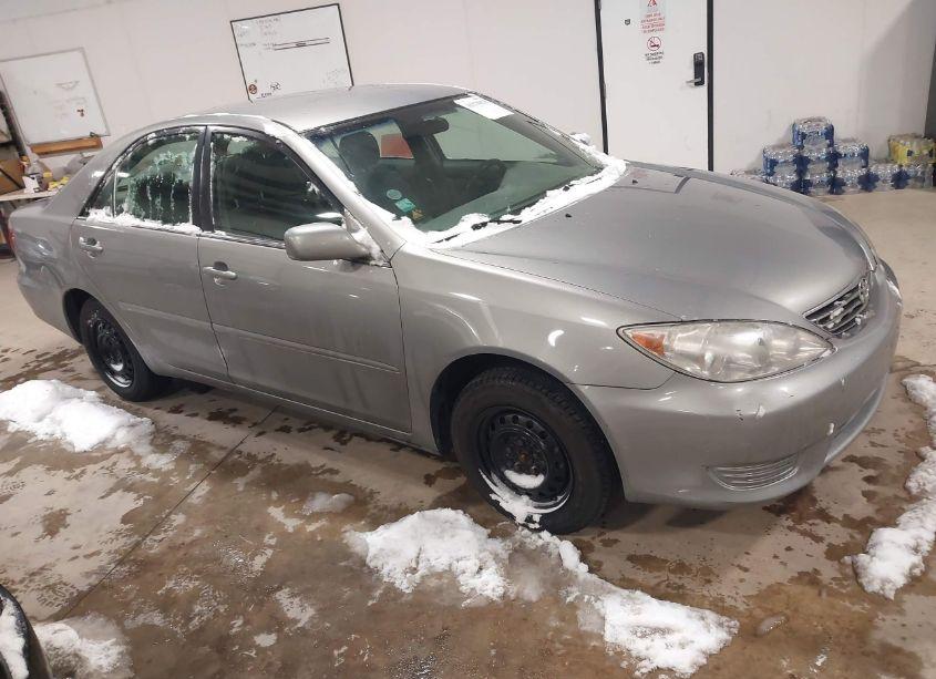 2005 Toyota Camry LE (VIN 4T1BE30K35U543013) main photo