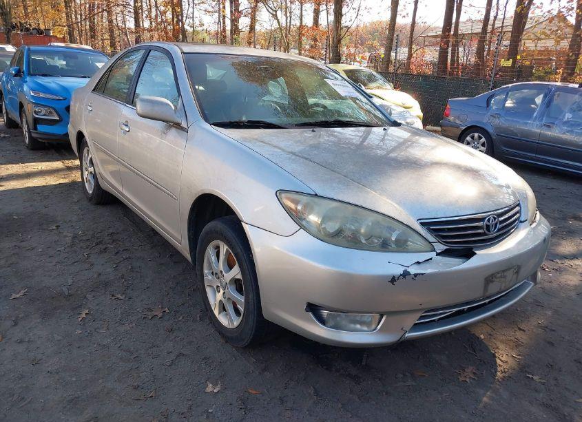 2005 Toyota Camry XLE (VIN 4T1BE30K35U621709) main photo