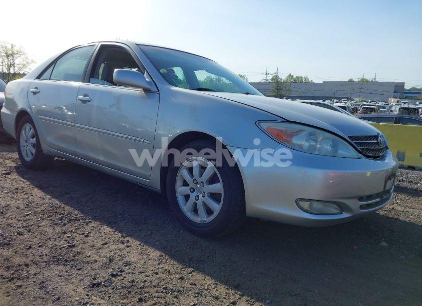 2003 Toyota Camry XLE (VIN 4T1BE30K43U227357) main photo