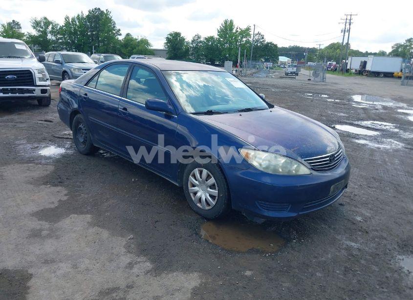 2005 Toyota Camry LE (VIN 4T1BE30K45U033169) main photo