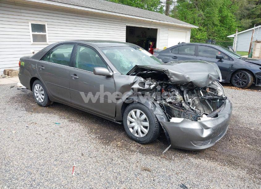 2005 Toyota Camry LE (VIN 4T1BE30K45U511395) main photo