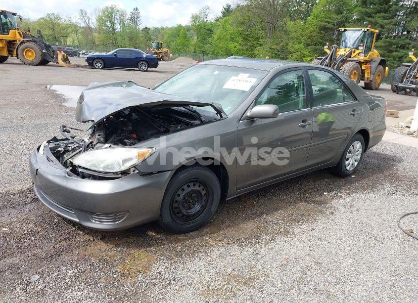 Photo 2 of 2005 Toyota Camry LE (VIN 4T1BE30K45U511395)