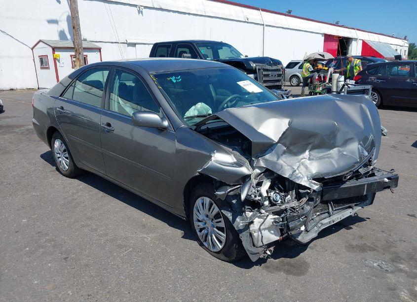 2005 Toyota Camry LE (VIN 4T1BE30K45U569345) main photo