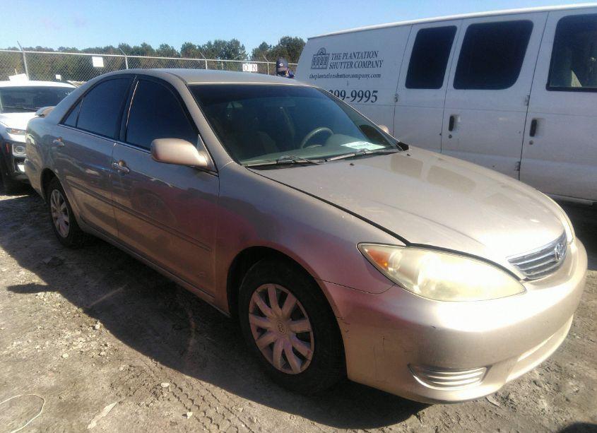 2005 Toyota Camry LE (VIN 4T1BE30K55U075611) main photo