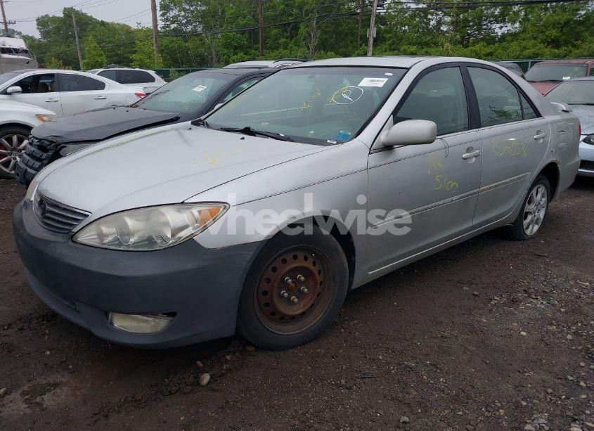 Photo 2 of 2005 Toyota Camry XLE (VIN 4T1BE30K55U501698)
