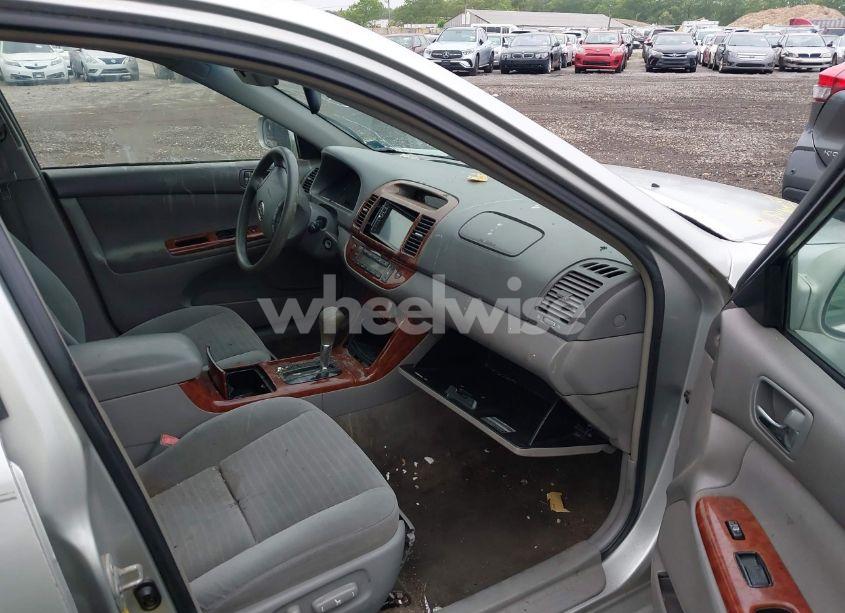 Photo 5 of 2005 Toyota Camry XLE (VIN 4T1BE30K55U501698)