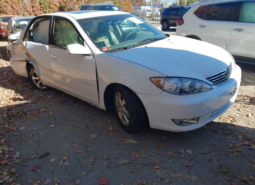 2005 Toyota Camry XLE (VIN 4T1BE30K55U583318) main photo
