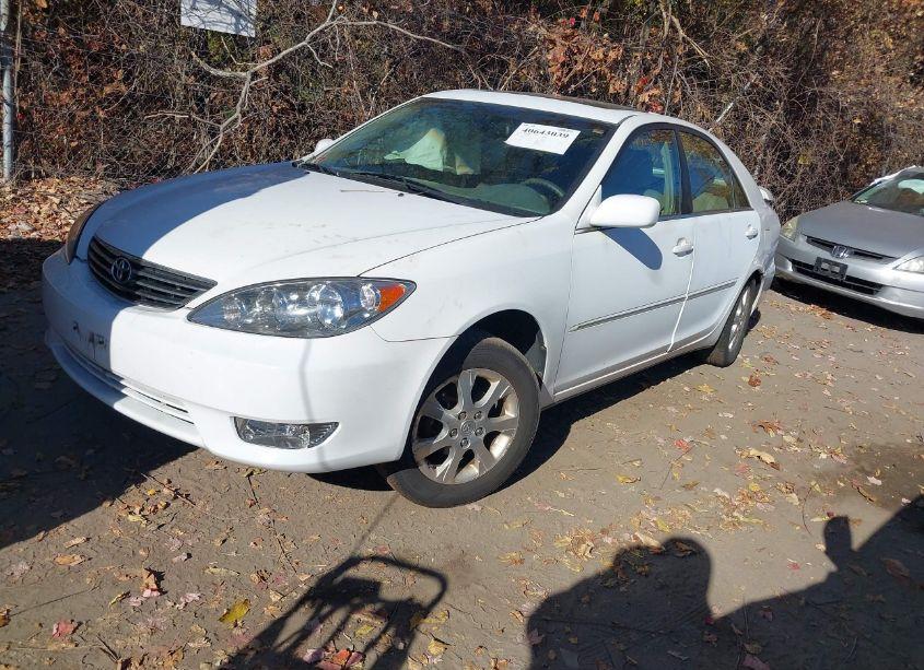 Photo 2 of 2005 Toyota Camry XLE (VIN 4T1BE30K55U583318)