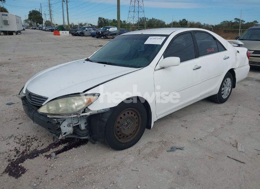 Photo 2 of 2005 Toyota Camry LE (VIN 4T1BE30K55U625776)