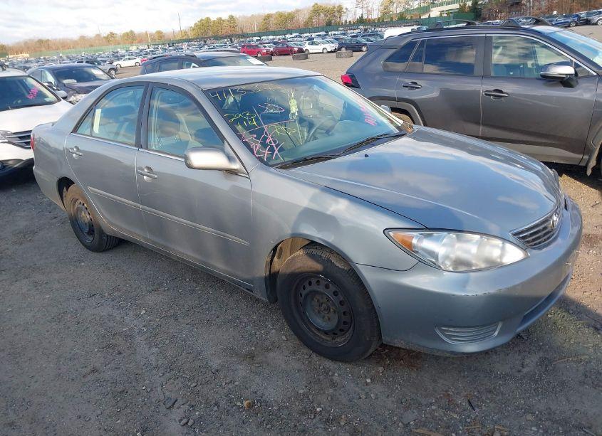 2005 Toyota Camry LE (VIN 4T1BE30K55U972573) main photo