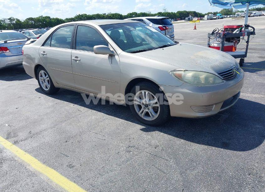 2005 Toyota Camry LE (VIN 4T1BE30K65U052726) main photo