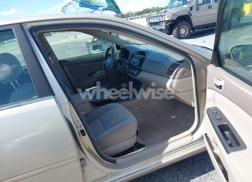 Photo 5 of 2005 Toyota Camry LE (VIN 4T1BE30K65U052726)