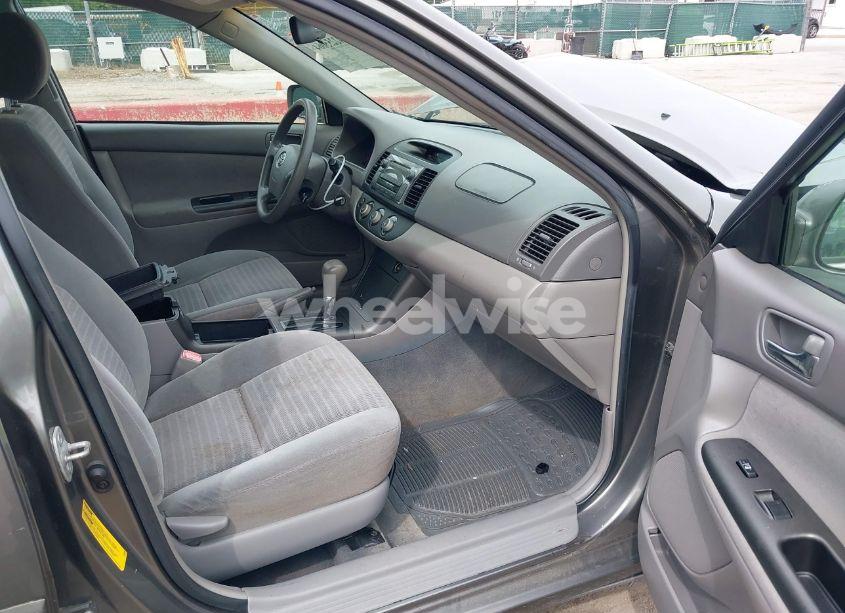 Photo 5 of 2005 Toyota Camry LE (VIN 4T1BE30K65U570707)