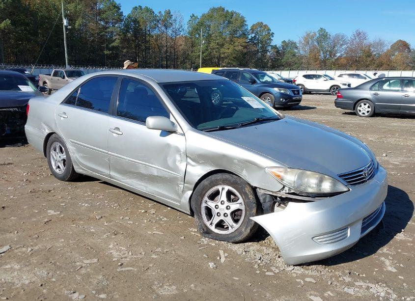 2005 Toyota Camry LE (VIN 4T1BE30K65U586938) main photo