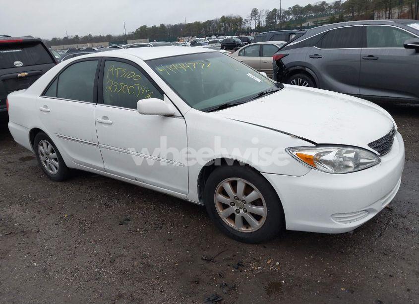 2004 Toyota Camry XLE (VIN 4T1BE30K74U302764) main photo