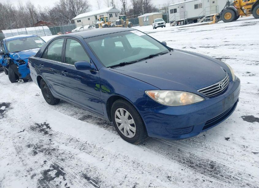 2005 Toyota Camry LE (VIN 4T1BE30K75U018522) main photo