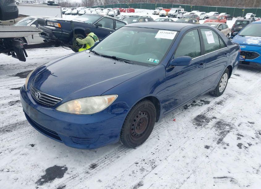 Photo 2 of 2005 Toyota Camry LE (VIN 4T1BE30K75U018522)