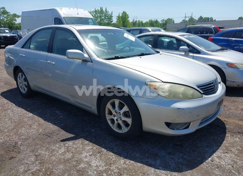 2005 Toyota Camry XLE (VIN 4T1BE30K75U059636) main photo