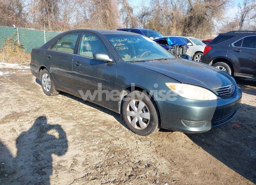 2005 Toyota Camry LE (VIN 4T1BE30K75U087985) main photo