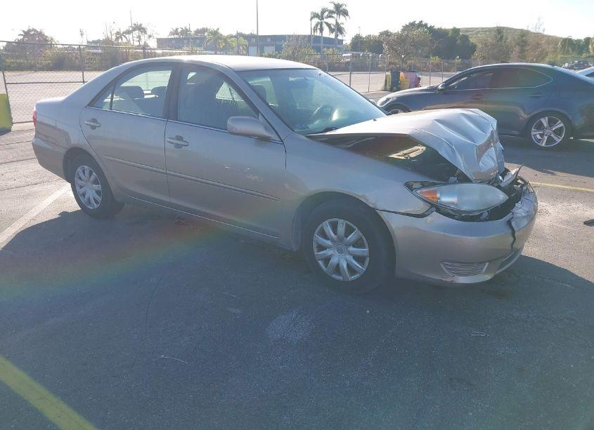 2005 Toyota Camry LE (VIN 4T1BE30K75U420282) main photo