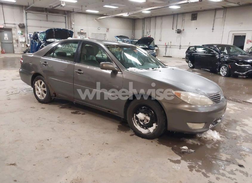 2005 Toyota Camry XLE (VIN 4T1BE30K75U507311) main photo
