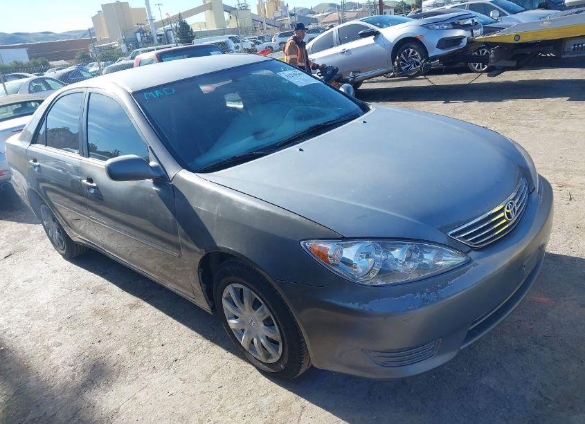 2005 Toyota Camry LE (VIN 4T1BE30K75U526425) main photo