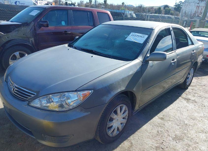 Photo 2 of 2005 Toyota Camry LE (VIN 4T1BE30K75U526425)