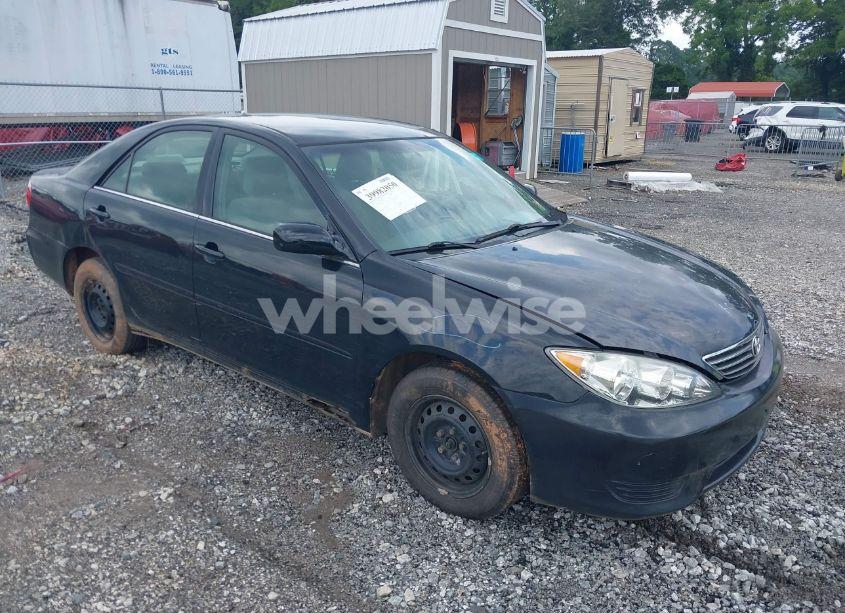 2005 Toyota Camry LE (VIN 4T1BE30K75U589377) main photo