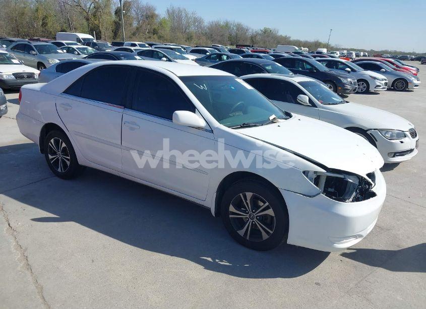 2002 Toyota Camry LE (VIN 4T1BE30K92U026293) main photo