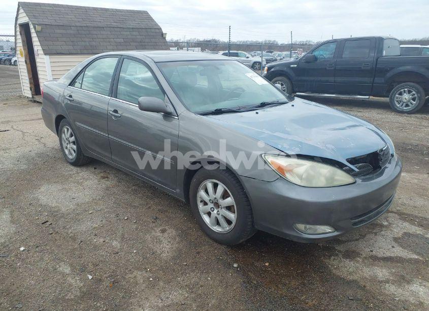 2004 Toyota Camry XLE (VIN 4T1BE30K94U855111) main photo