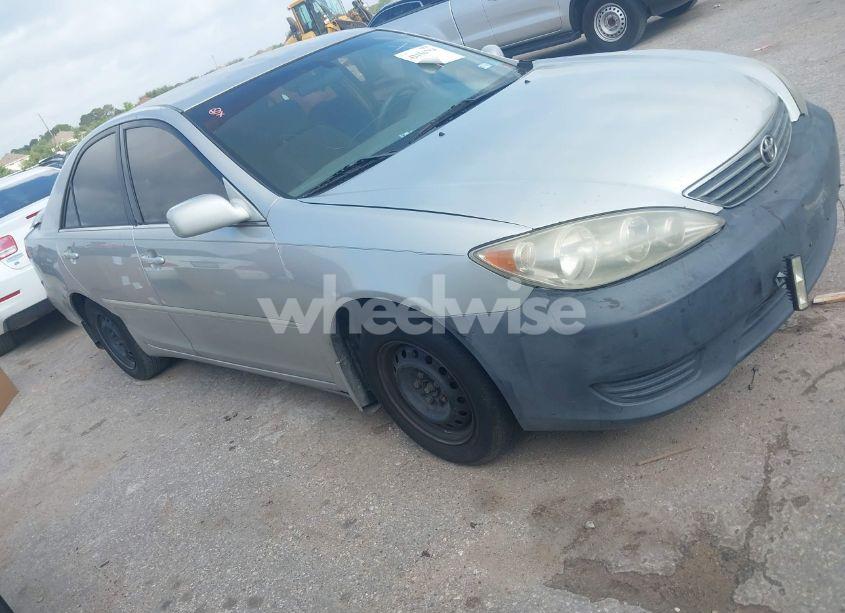2005 Toyota Camry LE (VIN 4T1BE30K95U063753) main photo