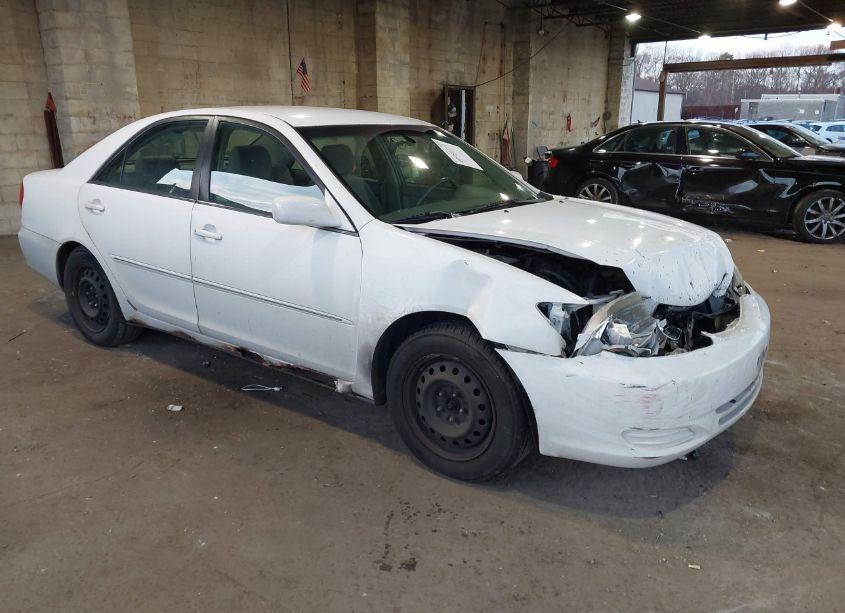 2002 Toyota Camry XLE (VIN 4T1BE30KX2U577283) main photo