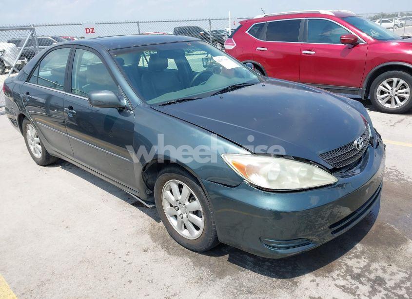 2002 Toyota Camry XLE (VIN 4T1BE30KX2U591037) main photo