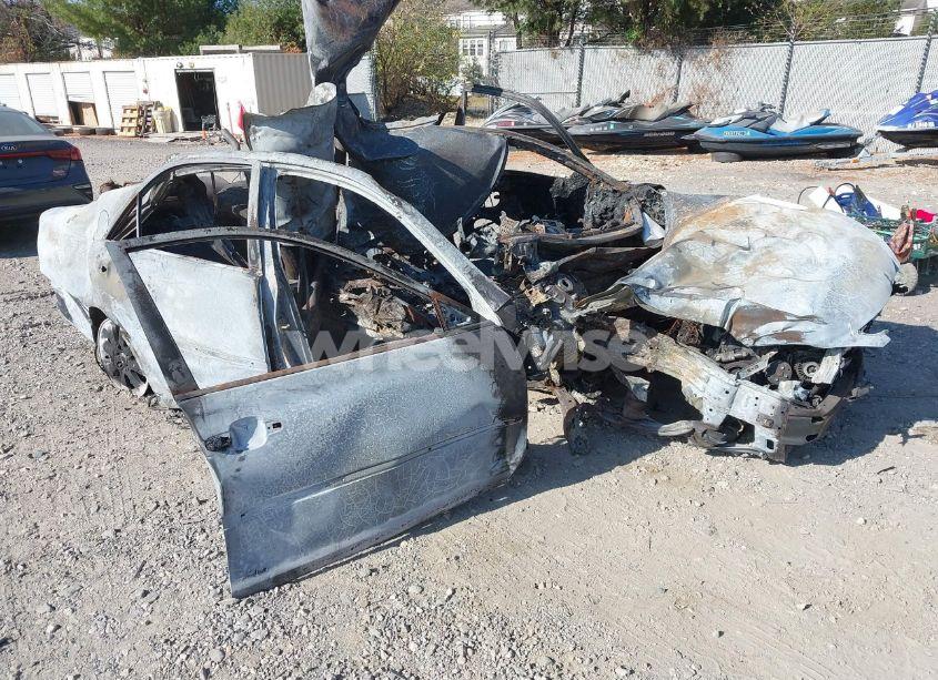 2003 Toyota Camry XLE (VIN 4T1BE30KX3U734442) main photo