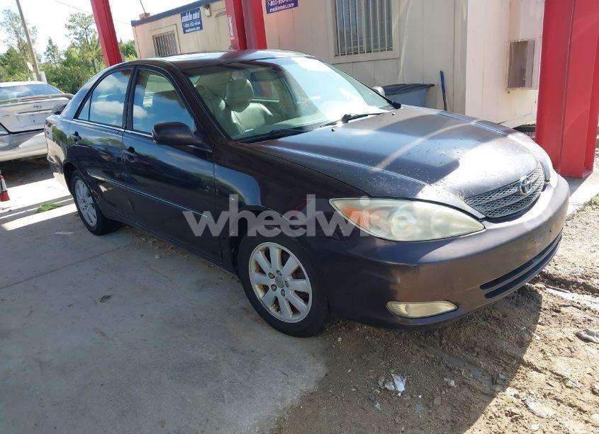 2003 Toyota Camry XLE (VIN 4T1BE30KX3U771197) main photo