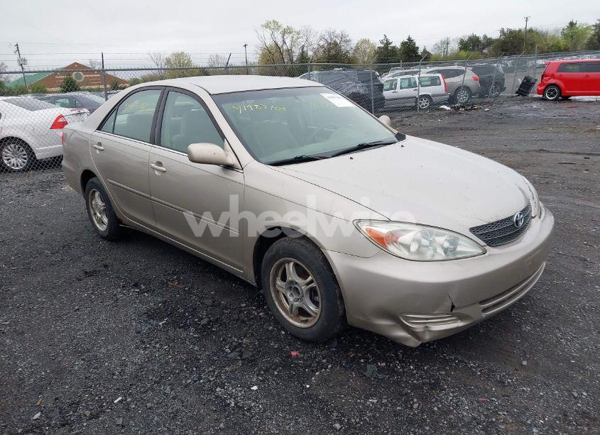 2004 Toyota Camry LE (VIN 4T1BE30KX4U327013) main photo