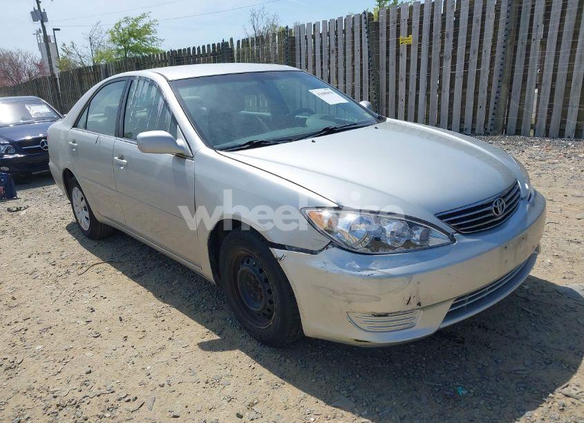 2005 Toyota Camry LE (VIN 4T1BE30KX5U082795) main photo