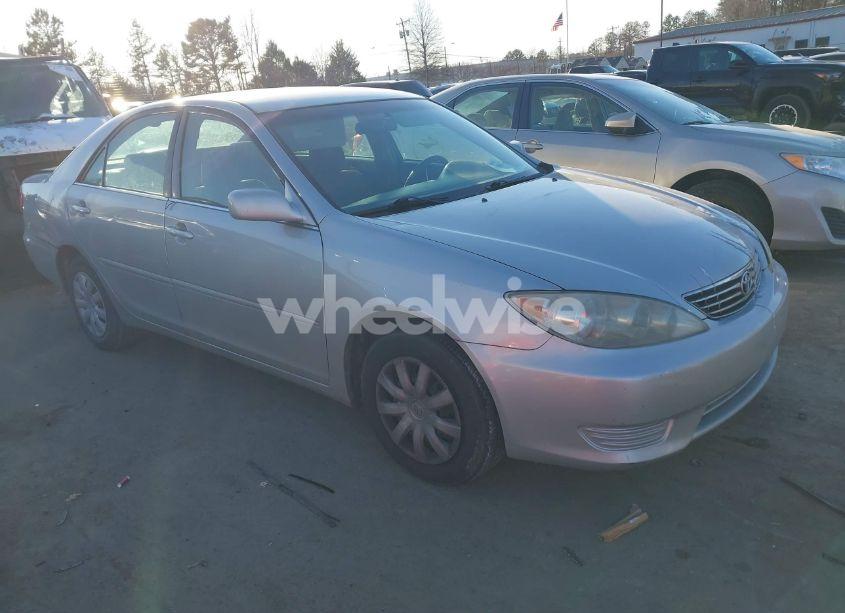 2005 Toyota Camry LE (VIN 4T1BE30KX5U422544) main photo